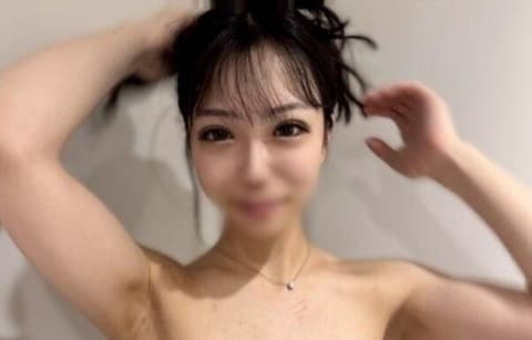 Super sensitive masochist! [Uncensored] [Squirt & Cumshot] Commands a hairy vibrator to give oral sex to a woman with a Hakata-style vagina. Uses her bouncy buttocks, chokes her, and teases her anus until she squirts, apologizing "Sorry!" while unsurprisingly ejaculating inside her with an unprotected penis! ※Bonus features included FC2-PPV-4879904