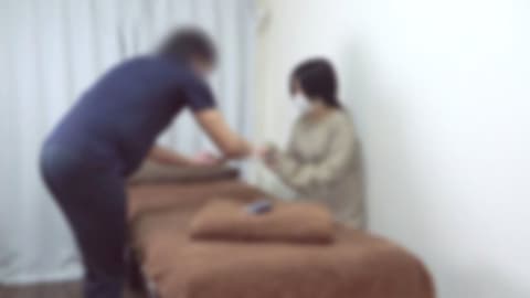 [Uncensored/Almost Cumshot] A client who previously consulted about pubic hair treatment came back with even thicker pubic hair. The pheromones penetrating the hair are incredibly potent! FC2-PPV-4880440