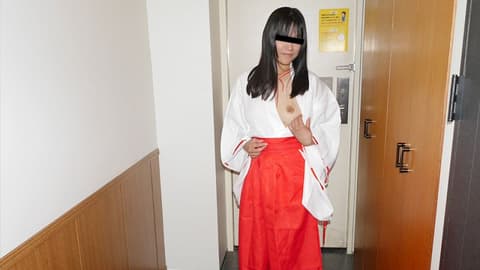 Calling a girl to dress up as a shrine maiden, Abe Kana 10musume_010720_01