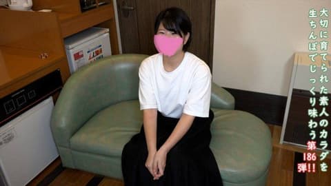 ♀186 素朴而充满笑容的明日香小姐当然有体毛，她在拍摄时看到内裤检查就脸红了，在相机前赤裸裸地感到害羞，但对生殖器喘息，最后是半外射半中出。★特典包含无修正和阴道摄影。 FC2-PPV-4798858